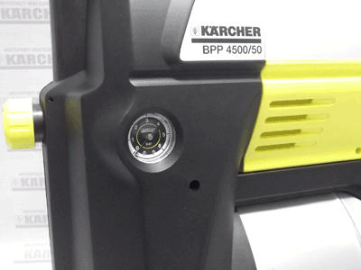 Манометр давления на насосной станции Karcher