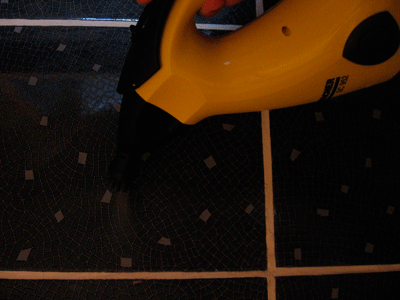 Чистка ручным отпаривателем Karcher SC 952 в горизонтальном положении